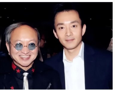 央视最帅主持人,辞职后成爱奇艺总裁,53岁满头白发性取向成谜