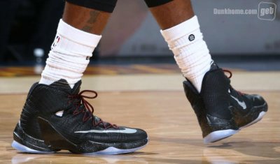 满状态应对比赛!詹姆斯第二战上脚Nike LeBron 13 Elite“Black“