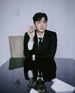 短发寸头VS长发,李易峰的不同发型你更喜欢哪一个呢?
