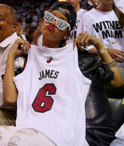 蕾哈娜为何如此钟爱詹姆斯?