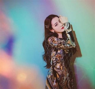 迪丽热巴张云龙玩过山车,一个享受一个像上刑,全程闭眼大喊