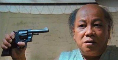 模仿火云邪神徒手接子弹(他是徒手表演接子弹第一人)