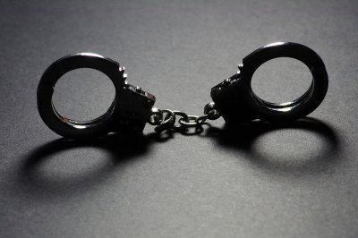 被打成轻微伤,对方不赔钱,想起诉但花费可能超出赔偿费,咋办?