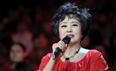 朱明瑛:会多国语言,当红时被老公抛弃,晚年成女总裁