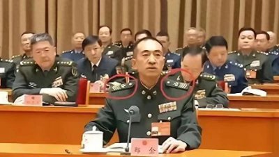 军官座位引关注:前排军官军衔级别成焦点,后排军衔亦显赫