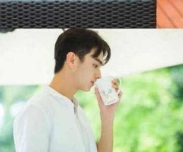 许凯未出道前与女友拍写真,穿情侣装太甜蜜,而女孩颜值让人心动