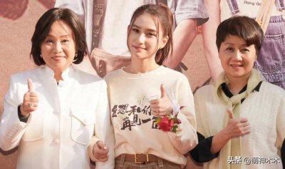 赌王三太四太罕见同框,相差7岁状态大不同,差异暴露心态