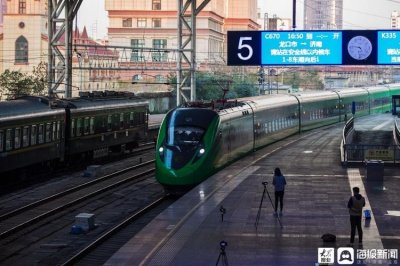 我坐上了升级版绿皮车“绿巨人”,Wi-Fi、餐吧统统有,横跨山东只要4小时