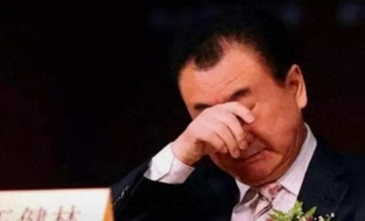 王健林断臂求生:一年狂卖14座万达广场,200亿债务压顶难喘息