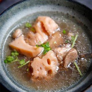 怎样炖排骨藕汤?莲藕排骨汤的做法,排骨酥烂口感润滑,超好喝