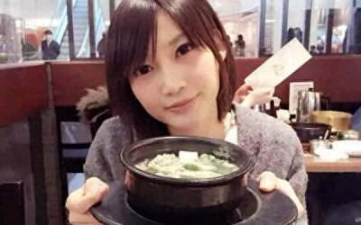 韩国大胃王靠嘴吃出200万粉丝,每天超强度锻炼数个小时,太硬核