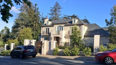 华裔富家女被控谋杀前夫,家人凑够20多本房产证,花5亿保释出狱