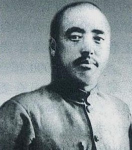 一军长与日寇激战十天十夜,却被定性擅自撤逃,连长一枪把他打死