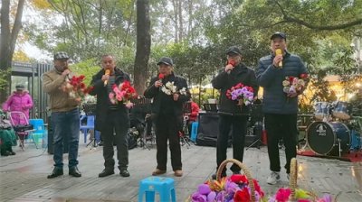 成都小树林艺术团男声小合唱《游击队歌》铿锵有力,振奋人心!