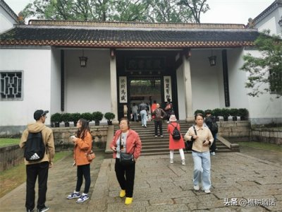 一幅对联仅八个字,写尽湘楚的无限风流