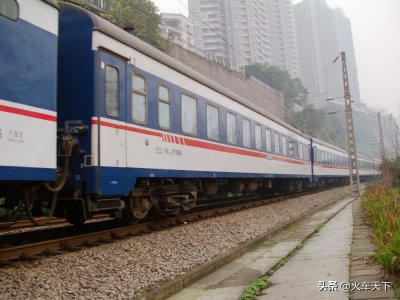 一款提速型的客车车厢 现在多用于特快列车 曾经是漂亮的蓝白涂装