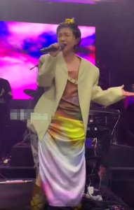 35岁郭采洁在派对现场蹦迪!左右摇摆动作大胆,瘦到裙子都挂不住