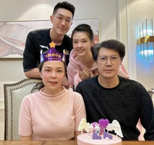 张常宁一家四口再同框!母亲53岁生日像35,父亲年过花甲精神抖擞