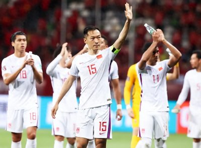 男足吴曦现身街头跑步,穿队服发型精致,网友:真不怕被丢鸡蛋