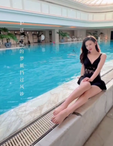 张萌的老公是谁(张萌与富豪老公过情人节,穿着泳衣长腿抢镜,男方送两大袋礼