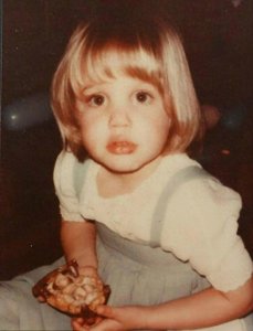 安吉丽娜·朱莉:从叛逆少女到联合国亲善大使,辉煌而灿烂的人生